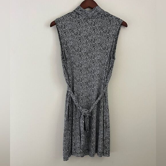 J. Valdi Black & White V Neck Dress | Size Medium - Picture 4 of 5